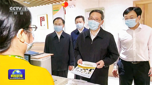 2-李強看標準化叢書(shū).jpg